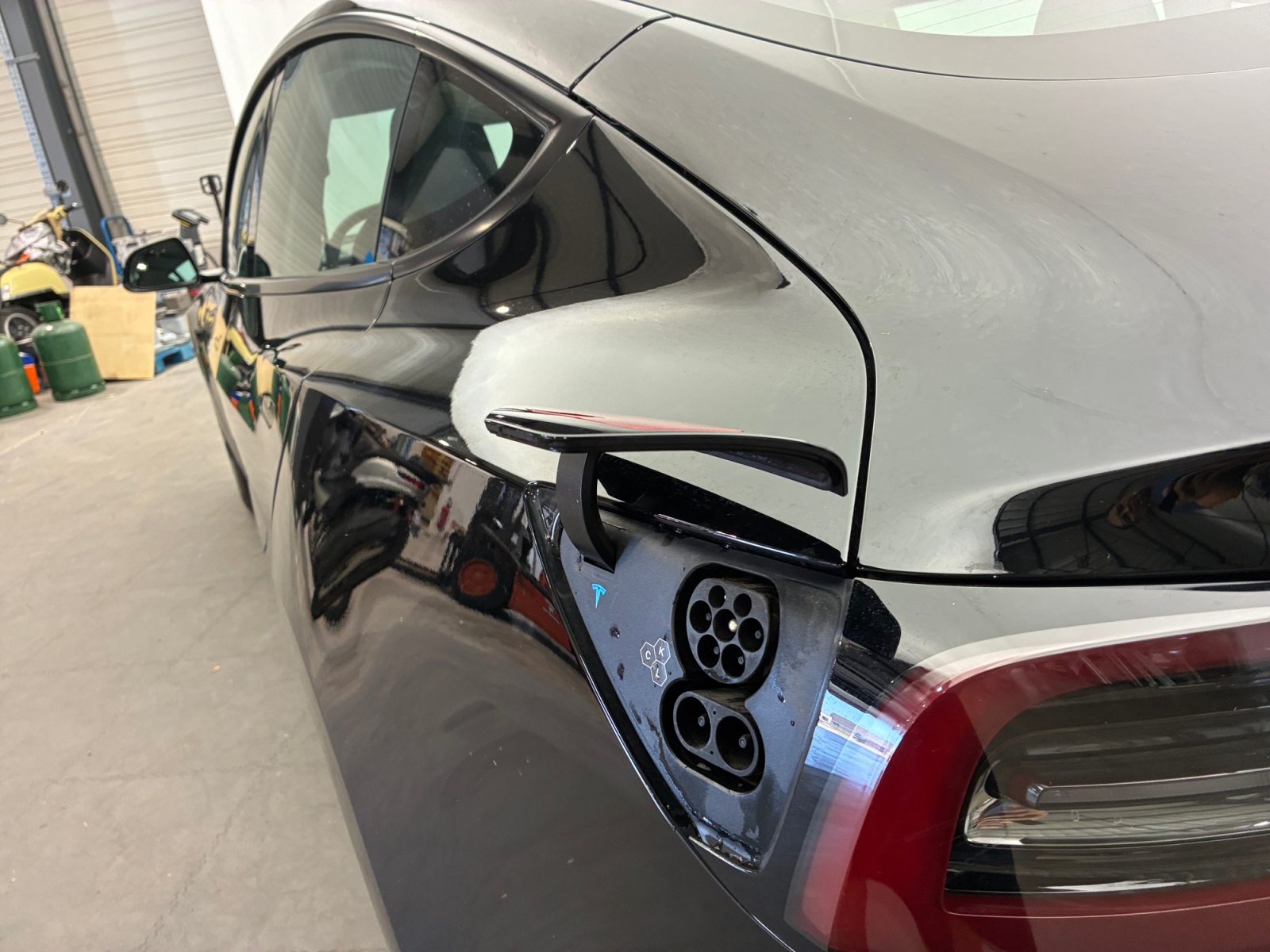 TESLA  2023