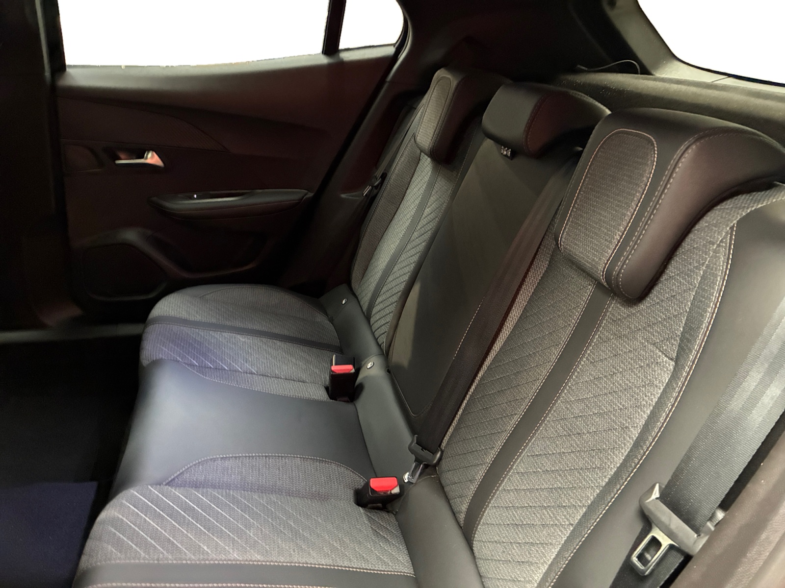 PEUGEOT 2008 Electrique 136 ch Allure 2025