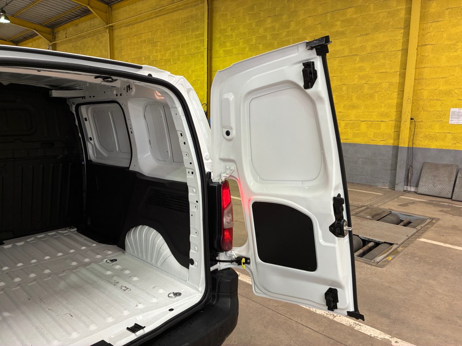 PEUGEOT PARTNER FOURGON PARTNER FOURGON STANDARD 650 KG BLUEHDI 100 S&S BVM5 ASPHALT 2021
