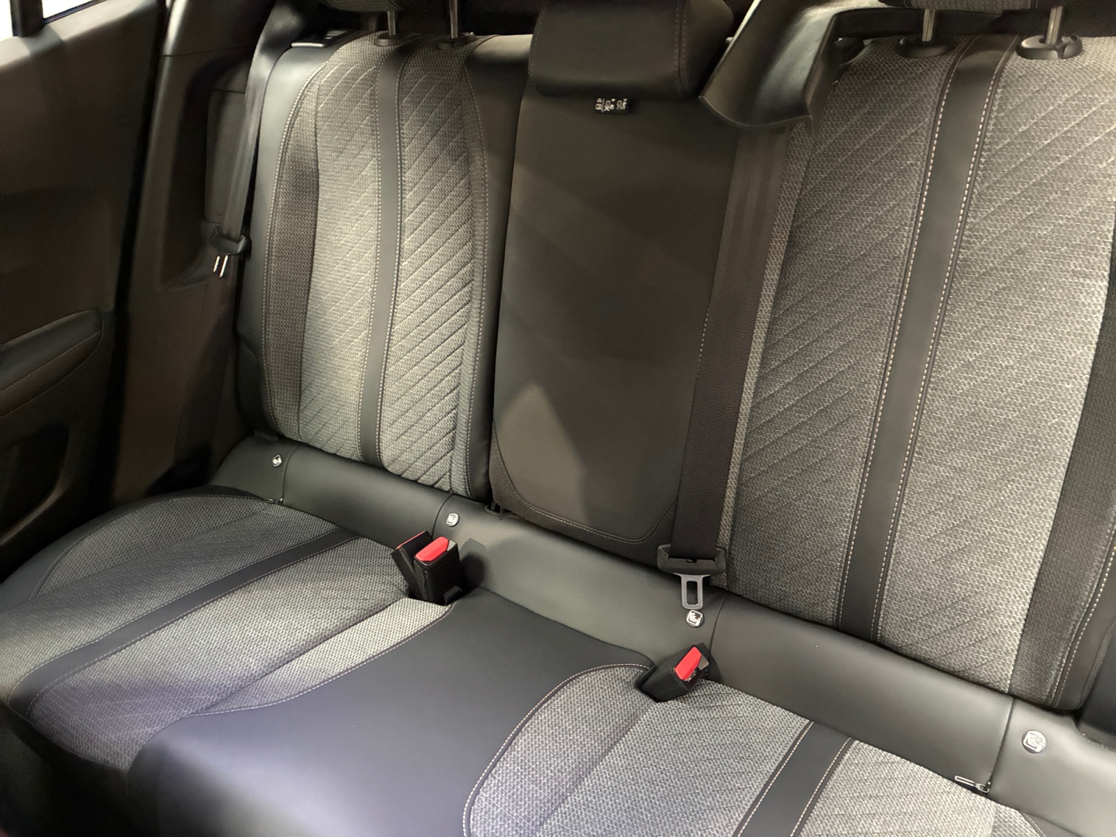 PEUGEOT 2008 Electrique 136 ch Allure 2025