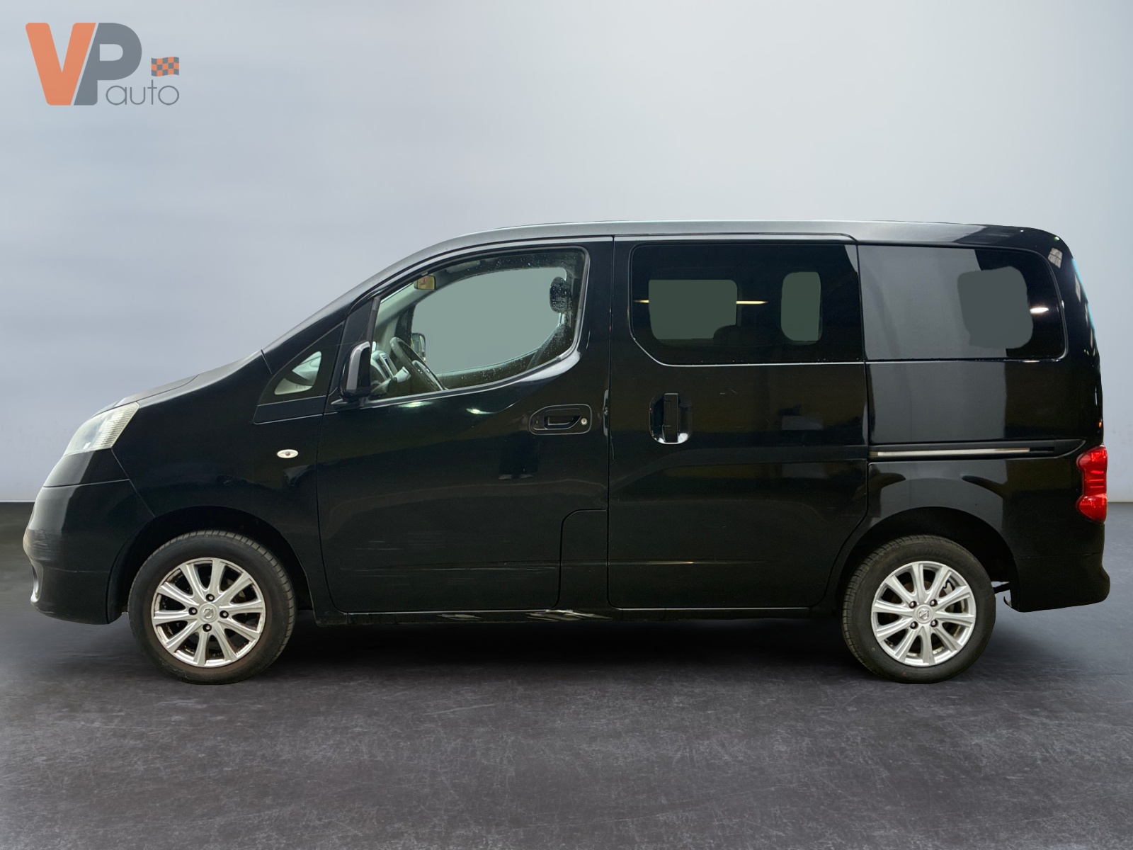 NISSAN  2017