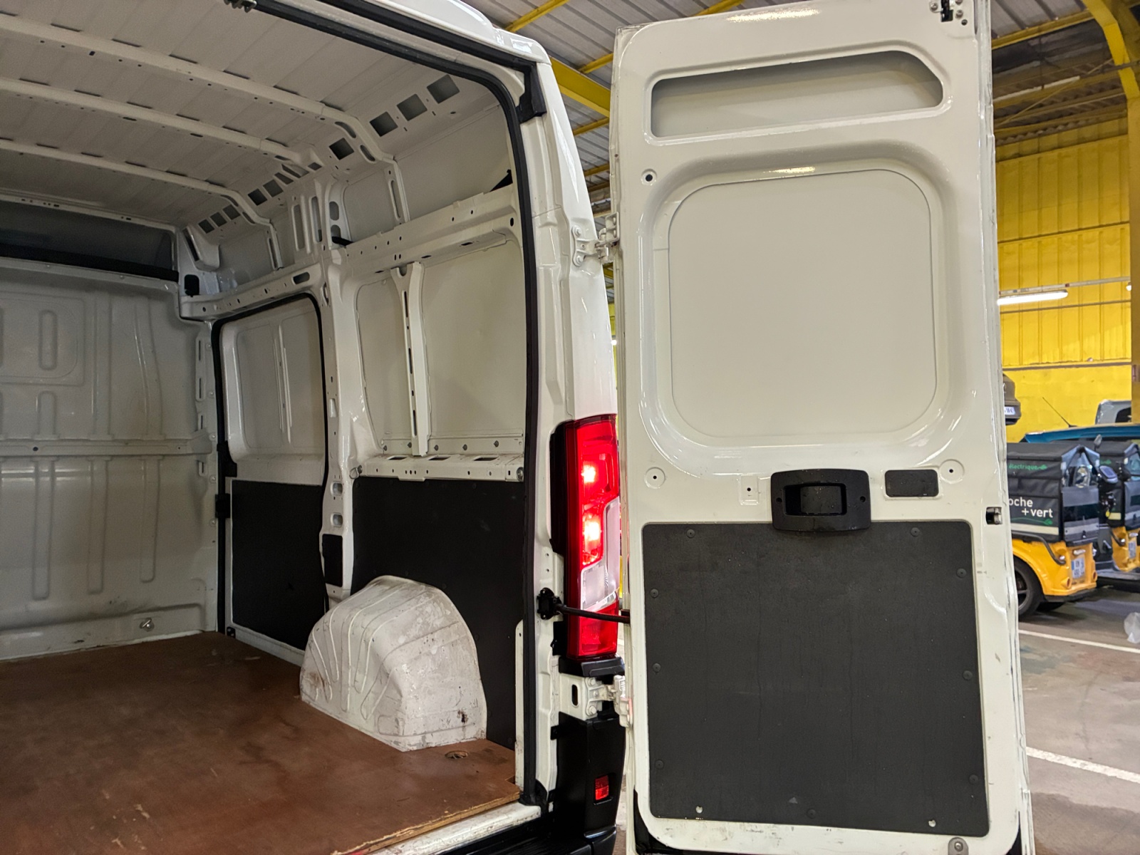 PEUGEOT BOXER FG 2.2BLUEHDI140 ASPHALT 2021