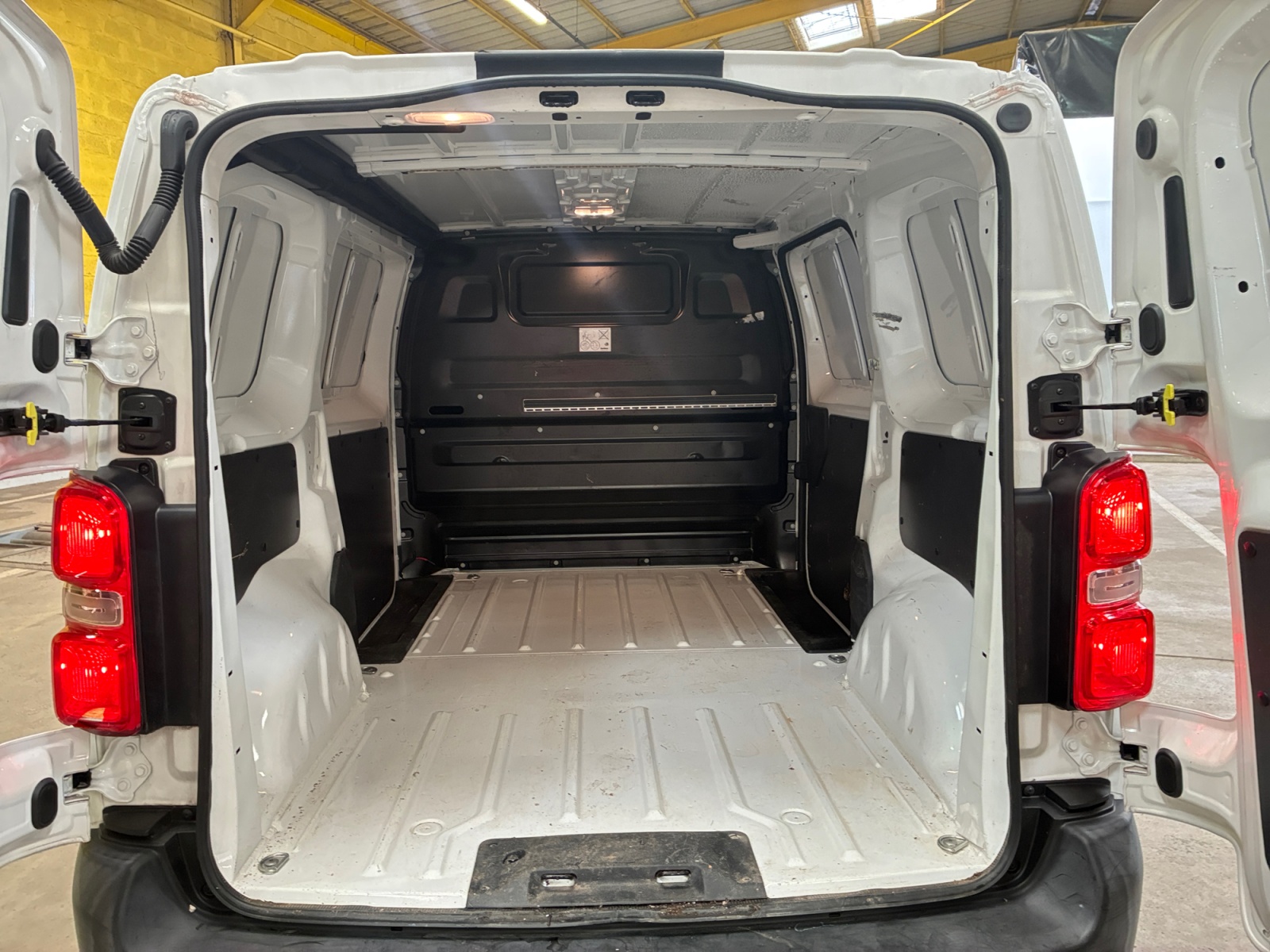 PEUGEOT EXPERT FOURGON EXPERT FGN TOLE STANDARD 1.5 BLUEHDI 120 S&S BVM6 PREMIUM 2021